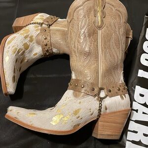 Gorgeous western boots for women!  Leather, hairy cowhide- BEAUTIFUL !  Size 9 B